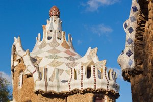 Barcelona, Spanien. Detail des Pavillons am Eingang zum Parc Güell. UNESCO-Weltkulturerbe.