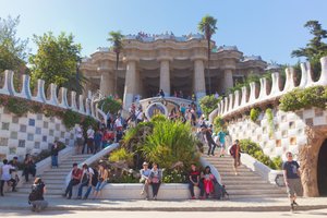 Barcelona, Spanien. Eingang zum Parc Güell, UNESCO-Weltkulturerbe, entworfen von Antoni Gaudi von Unbekannt Unbekannt