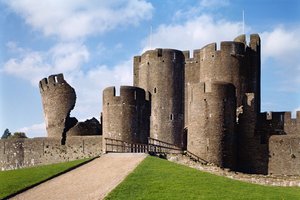 Caerphilly Castle, Außenansicht mit Brücke und schiefem Turm, Glamorgan, Wales, fertiggestellt 1277 von Unbekannt Unbekannt
