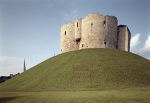 Außenansicht von Cliffords Tower, York, North Yorkshire von Unbekannt Unbekannt