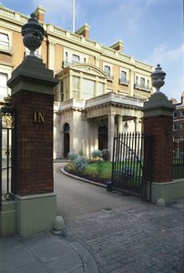 Außenansicht des Eingangs zu Hertford House, Manchester Square, London von Unbekannt Unbekannt