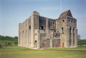 Außenansicht des Bergfrieds, Castle Rising, Norfolk, erbaut ca. 1138 von Unbekannt Unbekannt