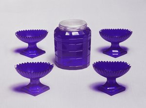 Vier Salzgefäße und eine Dose, irisches blaues Glas, um 1785