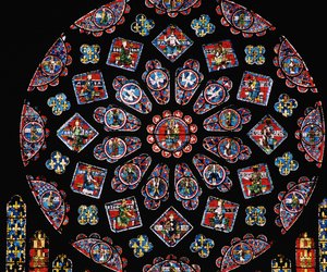 Verherrlichung der Jungfrau Maria, zeigt die Wappen von Blanche von Kastilien unter der Rose, nördliches Rosenfenster, ca. 1223