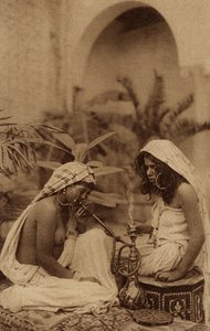 Harem Mädchen rauchen eine Wasserpfeife, von einer Postkarte aus dem frühen 20. Jahrhundert von Unbekannt Unbekannt