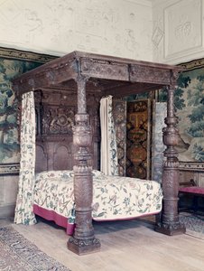 Eichenbettgestell, Kopfteil geschnitzt mit den Wappen von Jakob I. von England und Friedrich V., Kurfürst von der Pfalz, und dem Abzeichen von Heinrich, Prinz von Wales, frühes 17. Jahrhundert