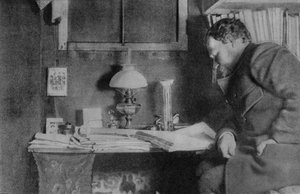 Otto Nordenskjöld an seinem Schreibtisch, Snow Hill, Antarktis, 1901-03 von Unbekannt Unbekannt