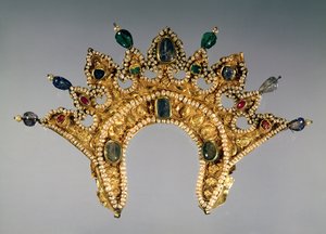 Russisches Diadem, Gold mit Perlen und Halbedelsteinen besetzt, frühes 17. Jahrhundert