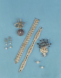Auswahl an Art-Deco-Schmuck: Gliederarmbänder; Saphir- und Diamant-Taschenuhr; Solitärringe; Cabochon-Saphir-Spray-Brosche (Diamant)