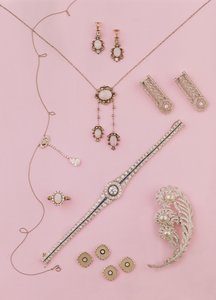 Auswahl an edwardianischem und Art-Deco-Schmuck: Opalohrringe und Anhänger; Diamant-Negligé-Anhänger; Straußenfederbrosche; Diamant- und Onyx-Manschettenknöpfe und -knöpfe von Unbekannt Unbekannt