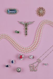 Auswahl an viktorianischem und edwardianischem Schmuck: Aquamarinbrosche, Zehn-Punkte-Sternbrosche, Diamant- und Platinanhänger, Saphir-, Rubin- und Smaragdringe von Unbekannt Unbekannt