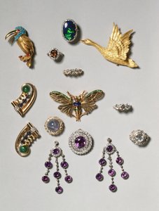 Auswahl an Schmuck: Amethyst- und Diamant-Kronleuchter-Ohrringe; Kabuchon-Sternsaphir- und Diamantbrosche; Schwarzer Opalring; Amethyst- und Diamantbrosche oder -anhänger; Goldener fliegender Schwan-Clip-Brosche; Tiff von Unbekannt Unbekannt