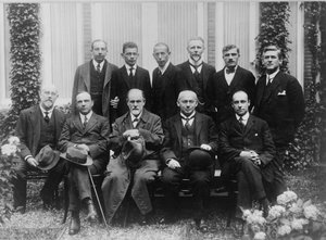 Sigmund Freud mit Kollegen auf einem psychoanalytischen Kongress in Den Haag, 1920 von Unbekannt Unbekannt