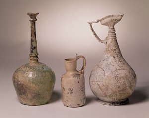 Sprinklerflasche aus geformtem Glas, 10.-11. Jahrhundert; Krug mit bearbeitetem Schwanenhalsgriff, 10.-12. Jahrhundert; Kanne, 6.-8. Jahrhundert