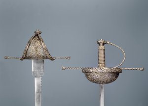 Schwerter: Bechergriff-Rapier aus graviertem Stahl; Linkshänderdolch signiert `Antonio Cilenta de Neapoli fecit, beide 17. Jahrhundert