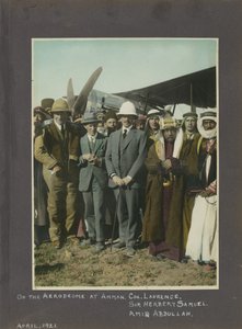 T.E. Lawrence, Sir Herbert Samuel und Amir Abdullah auf dem Flugplatz Amman, Jordanien, 1921 (handkolorierter Druck)