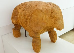 Das archäologische Komplex, Carmona, Provinz Sevilla, Spanien. Skulptur im Museum eines in der Elefantengrabstätte gefundenen Elefanten in der römischen Nekropole. von Unbekannt Unbekannt