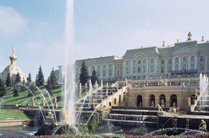 Blick auf den Peterhof-Palast über den Samson-Brunnen von den Terrassen von Unbekannt Unbekannt