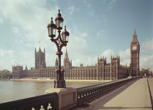 Blick auf die Houses of Parliament von der Westminster Bridge