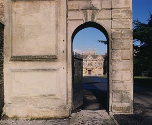 Ansicht der Südfront durch das Tor, Corsham Court, Wiltshire von Unbekannt Unbekannt