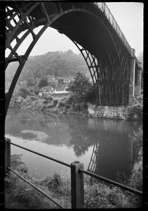 Allgemeine Ansicht der Iron Bridge, Iron Bridge, Ironbridge, The Gorge, Telford und Wrekin, UK, ca. 1955-82 von Unbekannter Künstler