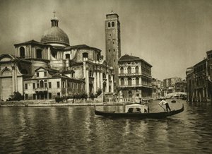 Eine Gondel im Canal Grande gegenüber der Kirche San Geremia im Stadtteil Cannaregio. Venedig. Fotografie von Wilhelm Bode