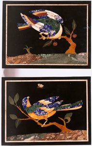 Ein Paar florentinische Pietra-Dura-Paneele, die Vögel darstellen von Unbekannt