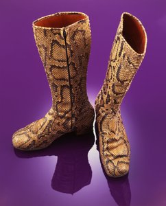 Ein Paar kniehohe Schlangenhautstiefel, getragen von Brian Jones in den späten 1960ern von Unbekannt
