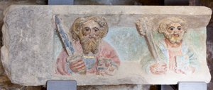 Altarbild. Polychromer Stein. Zweite Hälfte des 14. Jahrhunderts. Ursprung ehemalige Pfarrkirche von Torre de Rialb. Detail. Unteres Register. Linkes Panel. Die Evangelisten Paulus und Petrus.
