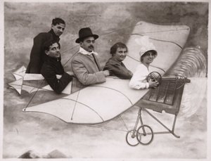 Kunst. Fotografie. Menschen in einem Flugzeug. Foto auf einer Messe, Ungarn