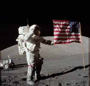 Astronaut Eugene A. Cernan, Apollo 17 Kommandant, neben der gehissten US-Flagge während der Mondoberflächenaktivität (EVA) an der Taurus-Littrow-Landestelle