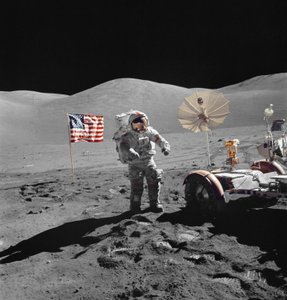 Astronaut Eugene Cernan geht während des EVA auf das LRV zu