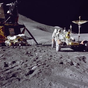 Astronaut James Irwin lädt das Lunar Roving Vehicle an der Hadley-Apennin-Landestelle