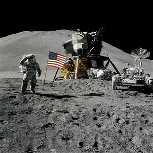 Astronaut Jim Irwin salutiert die amerikanische Flagge während der Apollo-15-Mission