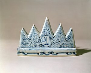 Blau-weiße Pinselablage, modelliert als fünfspitziger Berg, Ming-Dynastie (1368-1644)