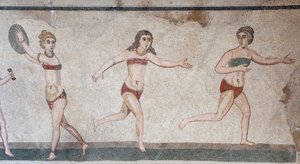 Kammer der Zehn Jungfrauen oder das Mosaik der „Bikini-Mädchen“. Gesamtansicht des oberen Panels: Gewichtheben, Diskuswerfen und Laufen. 3. - 4. Jahrhundert. Römische Villa del Casale, Sizilien. UNESCO-Stätte. von William M. Timlin