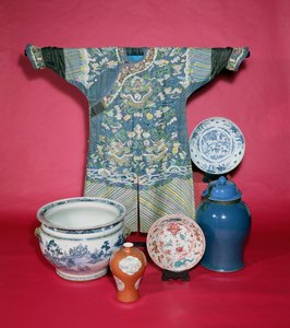 Chinesischer Drachenmantel und Porzellanwaren