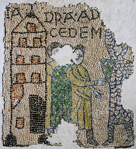 Kirche des Heiligen Johannes Evangelist, Vierter Kreuzzug, Fragmente von Mosaikböden, die Venezianer darstellen, Ravenna, Emilia-Romagna, Italien von William M. Timlin