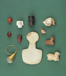 Sammlung östlicher Mittelmeerobjekte, darunter ein sumerisches Geieramulett, ein akkadisches Serpentinsiegel und ein mesopotamischer Karneolfrosch, aus der Zeit von 3300-2000 v. Chr.