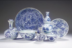 Sammlung von blau-weißem Porzellan