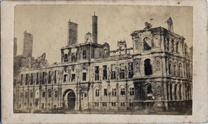 Commune de Paris (1871): Ansicht des Rathauses nach dem Brand im Mai 1871 von Unbekannt