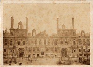 Pariser Kommune (1871): Blick auf den Brand des Rathauses im Mai 1871. Anonyme Fotografie von Unbekannt