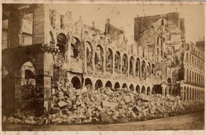 Kommune von Paris (1871): Blick auf das Finanzministerium nach dem Brand im Mai 1871. Fotografie. Druck auf Karton Dim. 10x6,9 cm von Unbekannt