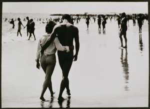 Paar, das im Wasser am Coney Island, New York City, spaziert, Untitled 46, ca. 1953-64 von Unbekannter Künstler
