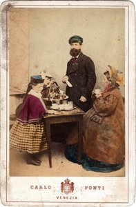 Alltagsleben, eine Familie versammelt sich um einen Tisch mit Kuchen und Kaffee, Venedig. 19. Jahrhundert
