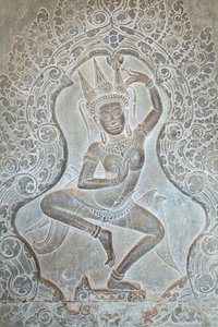Tanzende Apsara-Relief an der äußeren Westwand, Angkor Wat, Kambodscha (Foto)