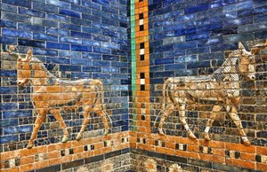Detail der Rekonstruktion des Ischtar-Tores aus den 1930er Jahren, Pergamonmuseum, Berlin, Deutschland von Unbekannter Künstler