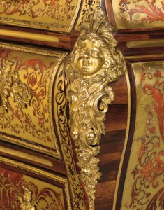 Detail einer Regence Boulle Marketerie-Kommode en tombeau, 18. - 19. Jahrhundert
