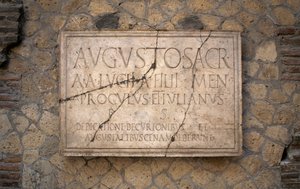 Inschrift auf Marmor, Augustales-Kolleg, archäologische Stätte von Herculaneum (Unesco-Welterbeliste)