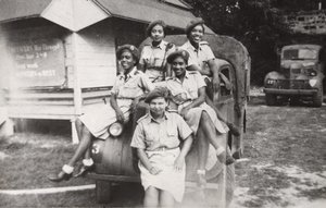 Fünf Mitglieder des West Indies Auxiliary Territorial Service sitzen auf einem Militärfahrzeug von Unbekannt